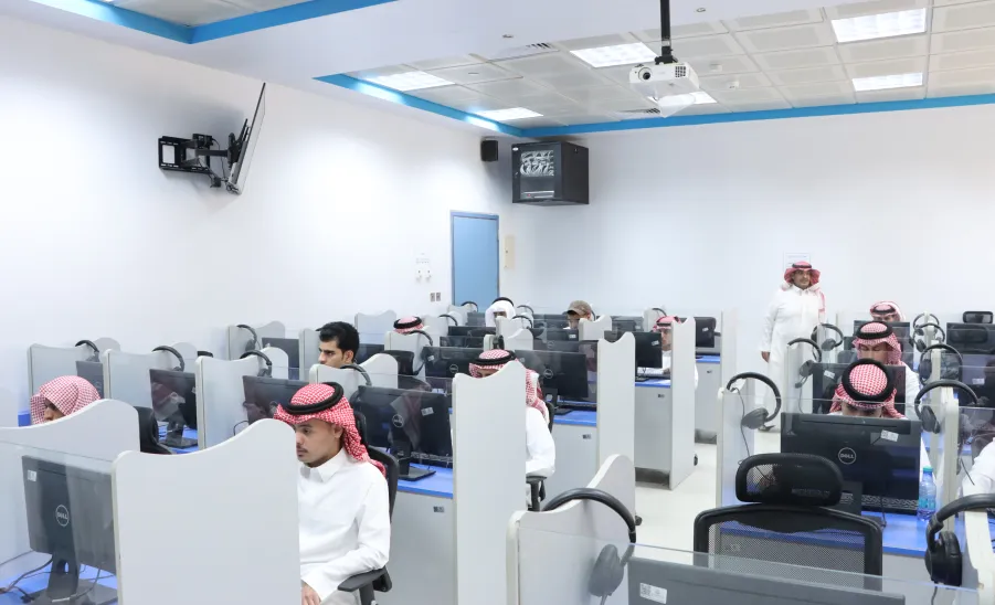 Vice-Rector for Educational Affairs Inspects Final Examinations at College of Business Administration -  اختبارات الفصل الصيفي