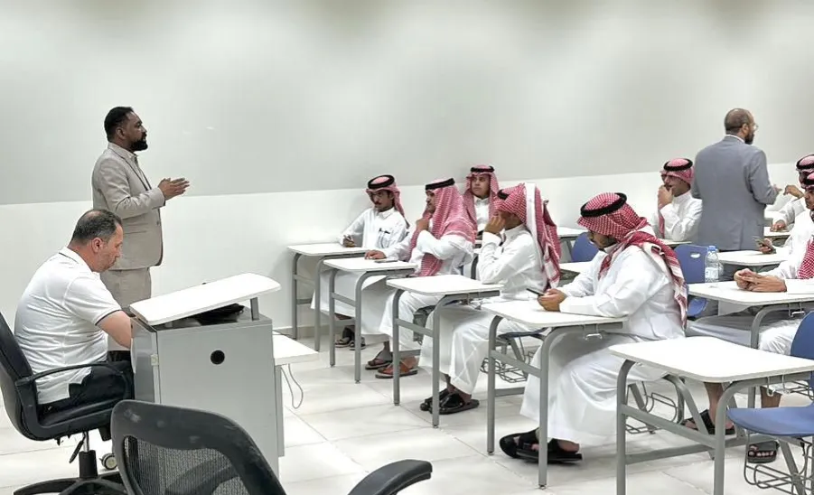 الكلية تستقبل الطلبة المستجدين وتعرّفهم بلوائح وأنظمة الجامعة - لقاء
