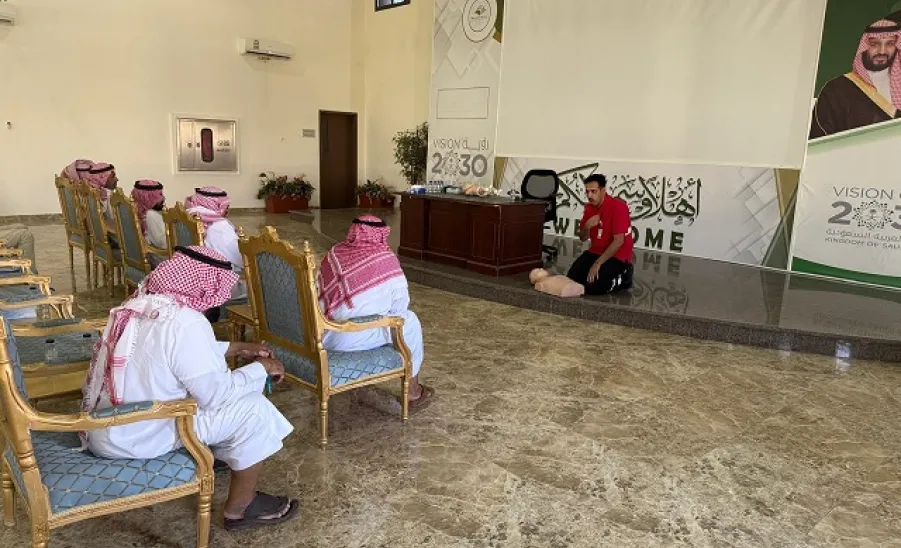 الإدارة العامة للخدمات تقيم دورة تدريبية عن الإسعافات الأولية بالتعاون مع الهلال الأحمر السعودي  -  1