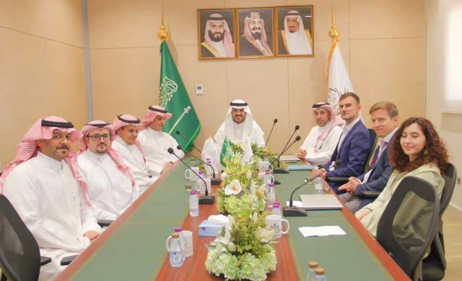 الرئيس التنفيذي يجتمع مع فريق من شركة سير موتورز -  مؤتمر  