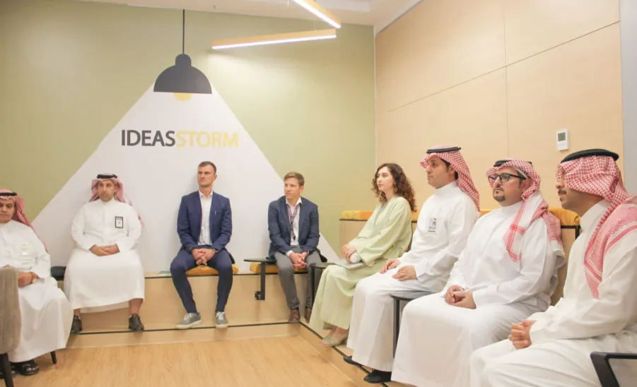 الرئيس التنفيذي يجتمع مع فريق من شركة سير موتورز -  مؤتمر