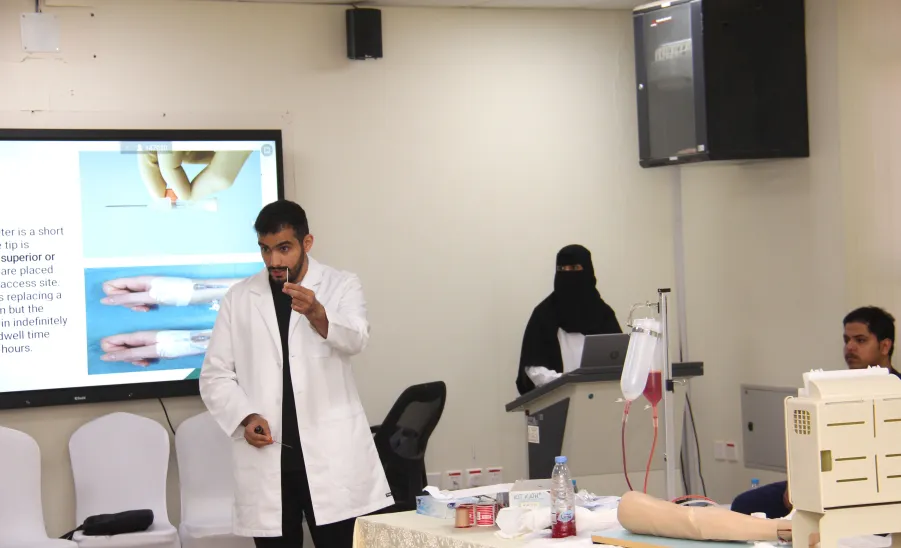 The College of Nursing organizes a workshop on intravenous catheter insertion techniques -  كلية التمريض تنظم ورشة عمل عن طرق تركيب القسطرة الوريدية للمرضى