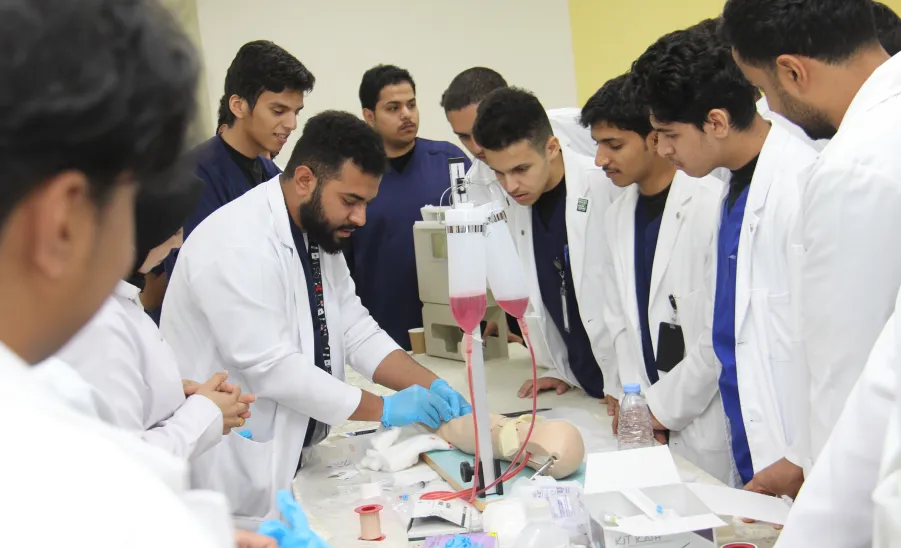The College of Nursing organizes a workshop on intravenous catheter insertion techniques -  كلية التمريض تنظم ورشة عمل عن طرق تركيب القسطرة الوريدية للمرضى