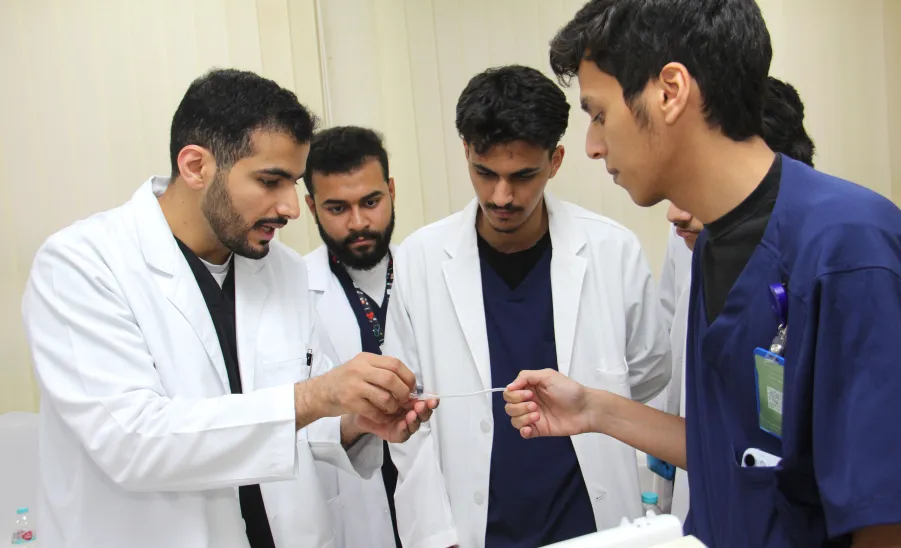 The College of Nursing organizes a workshop on intravenous catheter insertion techniques -  كلية التمريض تنظم ورشة عمل عن طرق تركيب القسطرة الوريدية للمرضى