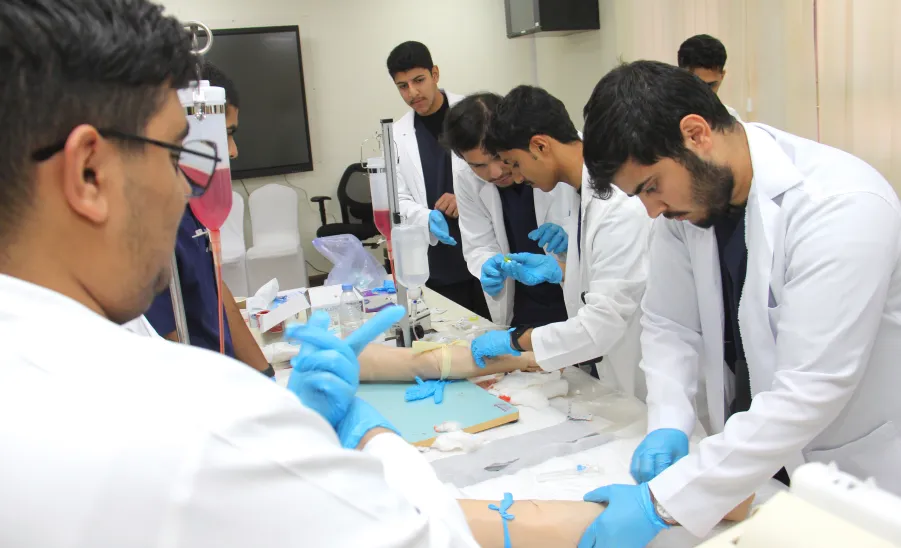 The College of Nursing organizes a workshop on intravenous catheter insertion techniques -  كلية التمريض تنظم ورشة عمل عن طرق تركيب القسطرة الوريدية للمرضى