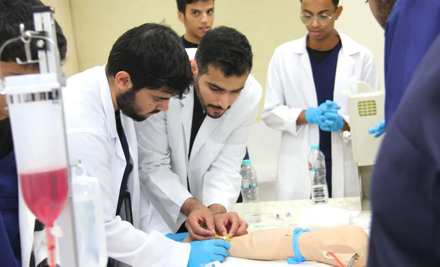 The College of Nursing organizes a workshop on intravenous catheter insertion techniques -  كلية التمريض تنظم ورشة عمل عن طرق تركيب القسطرة الوريدية للمرضى