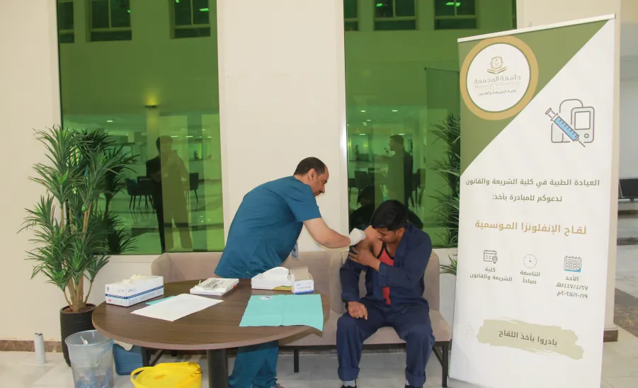 تدشين حملة تطعيم ضد الإنفلونزا بكلية الشريعة والقانون  - كلية الشريعة والقانون