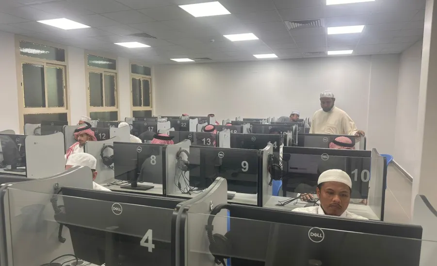 The Dean of Sharia and Law College oversees First-Semester Electronic Examinations - كلية الشريعة والقانون