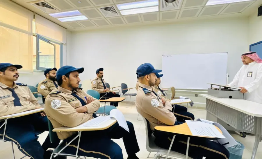 الأمن الجامعي ينفذ دورات تدريبية لعناصر الأمن بالزلفي والغاط  -  1