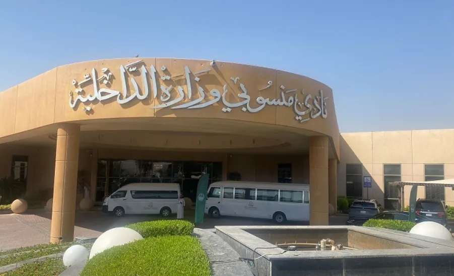 تقديم خدمات التنقل لطالبات الجامعة المشاركة بفعاليات وزارة الداخلية للكشف المبكر عن سرطان الثدي  -  1