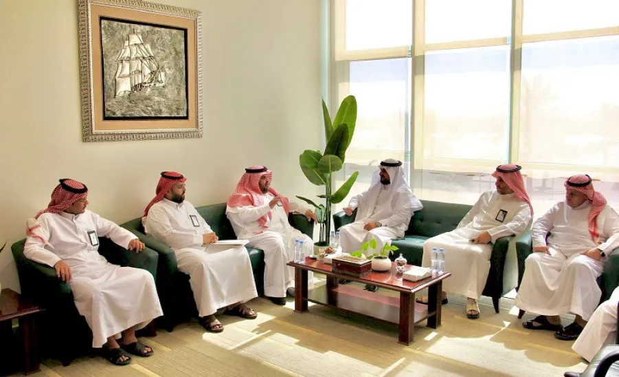 مدير عام الخدمات يزور الكلية التطبيقية - 1