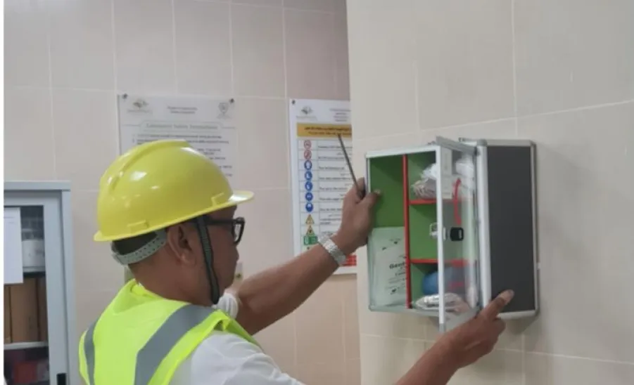 The First Aid Kit Installation Project in Reception Areas, Laboratories, and Research Facilities came to an end -  الإدارة العامة للصحة المهنية والبيئة تُنهي أعمال مشروع تأمين صناديق الإسعافات الأولية في مقرات الاستقبال والمعامل و المختبرات البحثية في جميع مقرات الجامعة