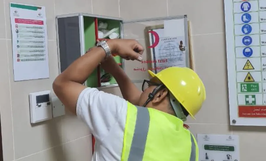 The First Aid Kit Installation Project in Reception Areas, Laboratories, and Research Facilities came to an end -  الإدارة العامة للصحة المهنية والبيئة تُنهي أعمال مشروع تأمين صناديق الإسعافات الأولية في مقرات الاستقبال والمعامل و المختبرات البحثية في جميع مقرات الجامعة