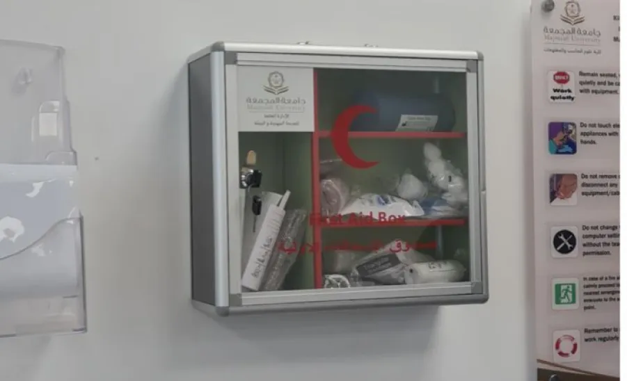 The First Aid Kit Installation Project in Reception Areas, Laboratories, and Research Facilities came to an end -  الإدارة العامة للصحة المهنية والبيئة تُنهي أعمال مشروع تأمين صناديق الإسعافات الأولية في مقرات الاستقبال والمعامل و المختبرات البحثية في جميع مقرات الجامعة