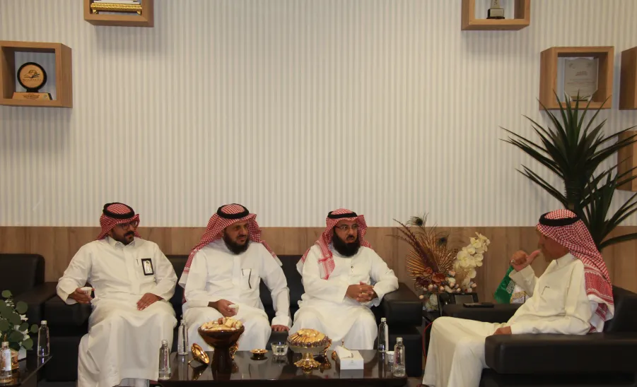 عميد كلية الشريعة والقانون يزور الإدارة العامة للشؤون الإدارية والمالية - كلية الشريعة والقانون