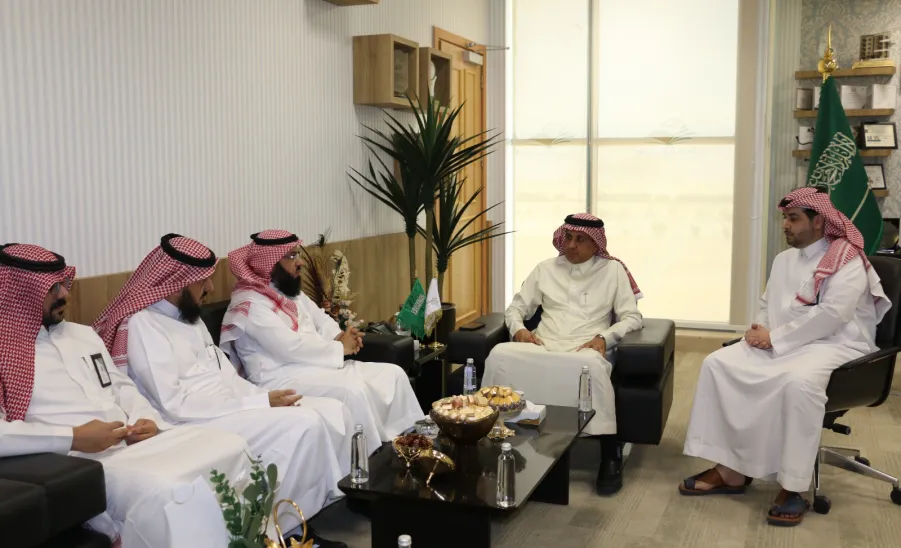 مدير عام الشؤون الإدارية والمالية يستقبل عميد كلية الشريعة والقانون -  مدير عام الشؤون الإدارية والمالية يستقبل عميد كلية الشريعة والقانون