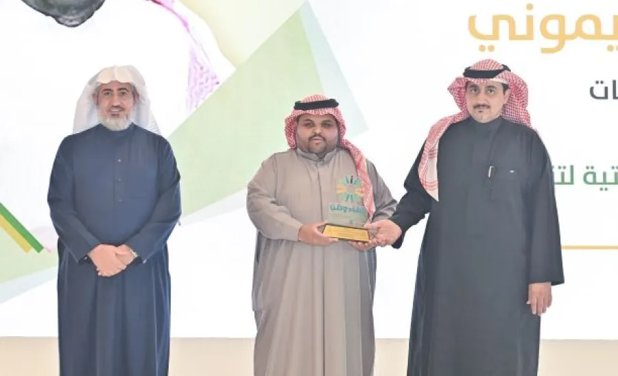 رئيس الجامعة يكرم مدير عام الإدارة العامة للخدمات نظير حصوله على الشخصية  الفاعلة في تمكين العمل التطوعي والمجتمعي -  1