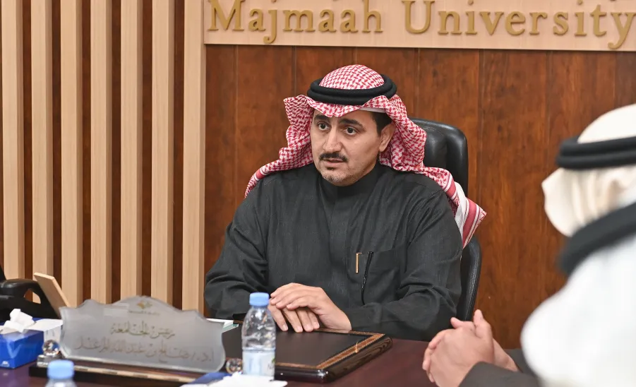 رئيس الجامعة يطلع على تقارير معالجة طلبات المستفيدين -  مكتب الرئيس - الاجتماع بشأن التظلم في الجامعة