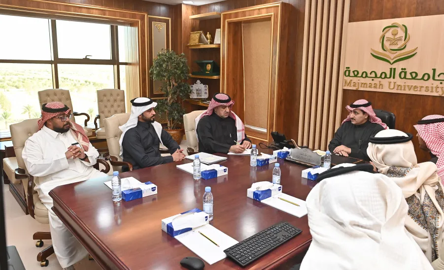 رئيس الجامعة يطلع على تقارير معالجة طلبات المستفيدين -  مكتب الرئيس - الاجتماع بشأن التظلم في الجامعة