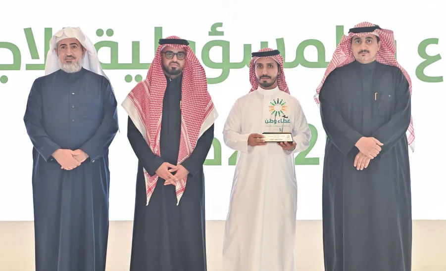 رئيس الجامعة يُكرّم عمادة شؤون الطلاب لتميزها في العمل التطوعي لعام 2025م  -  1
