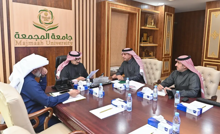 رئيس الجامعة يطّلع على تبليغ ميزانية الجامعة للعام المالي 2026م -  ميزانية الجامعة للعام المالي 2026م.