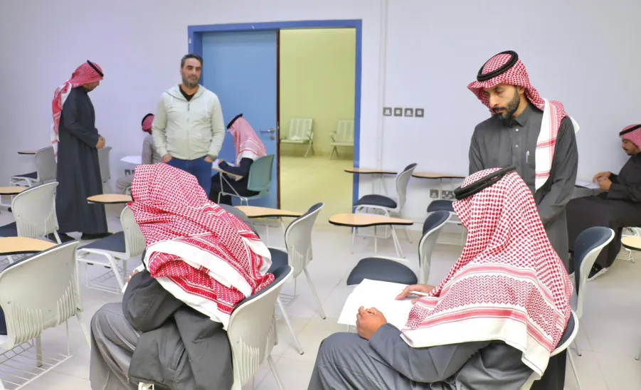 The Applied College monitors the Smooth Progress of Final Examinations  -  صورة