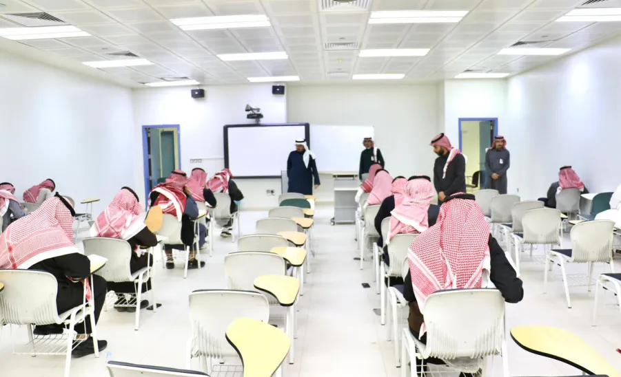 The Applied College monitors the Smooth Progress of Final Examinations  -  صورة