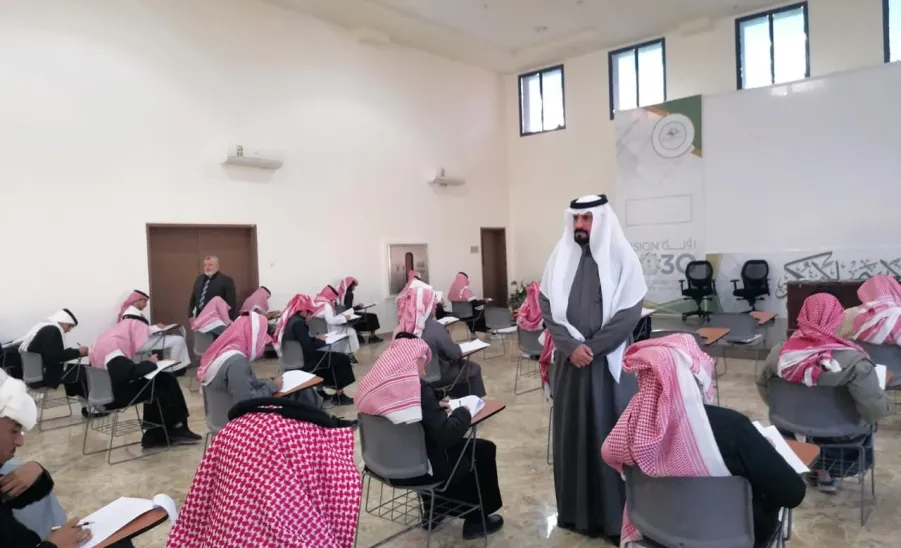The Applied College monitors the Smooth Progress of Final Examinations  -  صورة