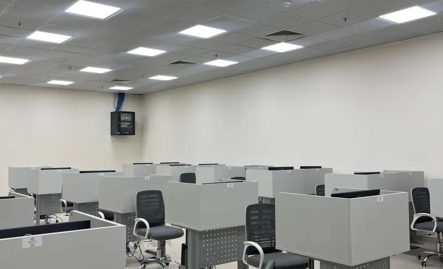The Applied College monitors the Smooth Progress of Final Examinations  -  صورة