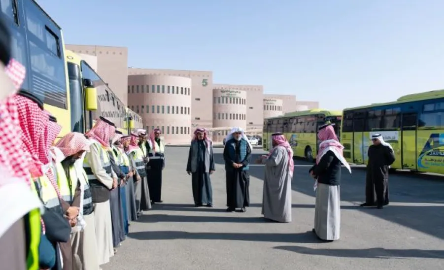 وكيل الجامعة للتنمية والاستثمار يتفقد مواقع النقل الجامعي خلال فترة الاختبارات -  1
