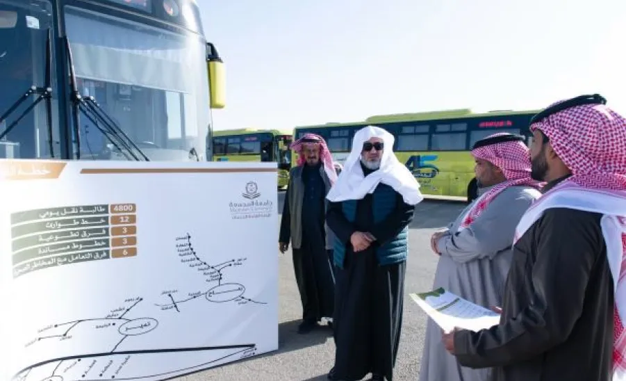 وكيل الجامعة للتنمية والاستثمار يتفقد مواقع النقل الجامعي خلال فترة الاختبارات -  1