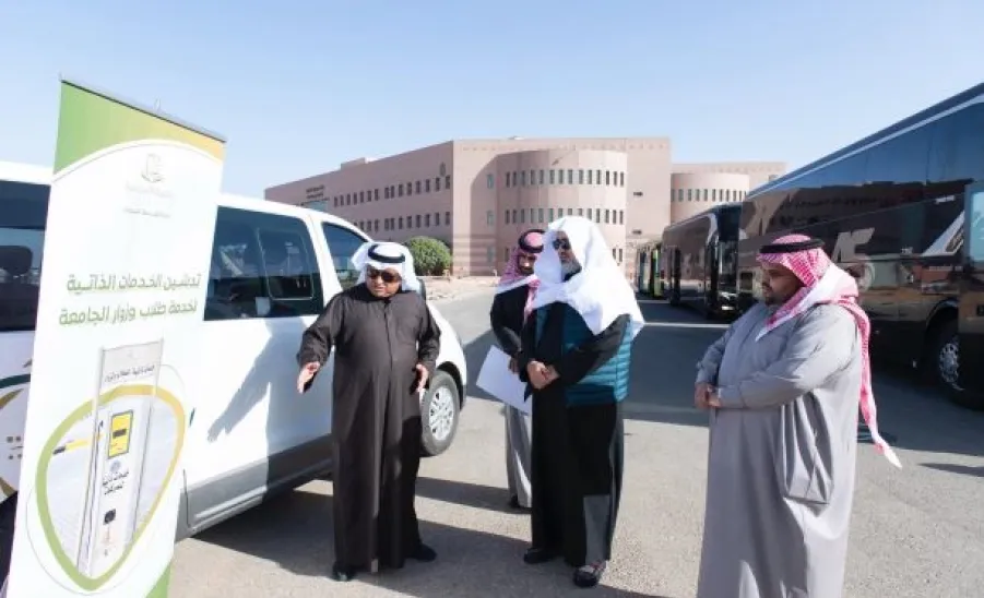 وكيل الجامعة للتنمية والاستثمار يدشن عدداً من الخدمات الذاتية لخدمة الطلاب -  .