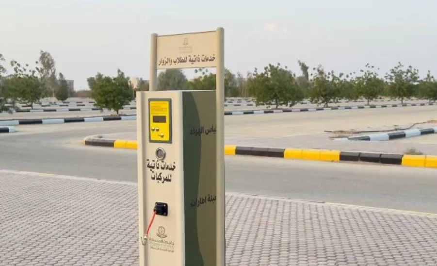 وكيل الجامعة للتنمية والاستثمار يدشن عدداً من الخدمات الذاتية لخدمة الطلاب -  .