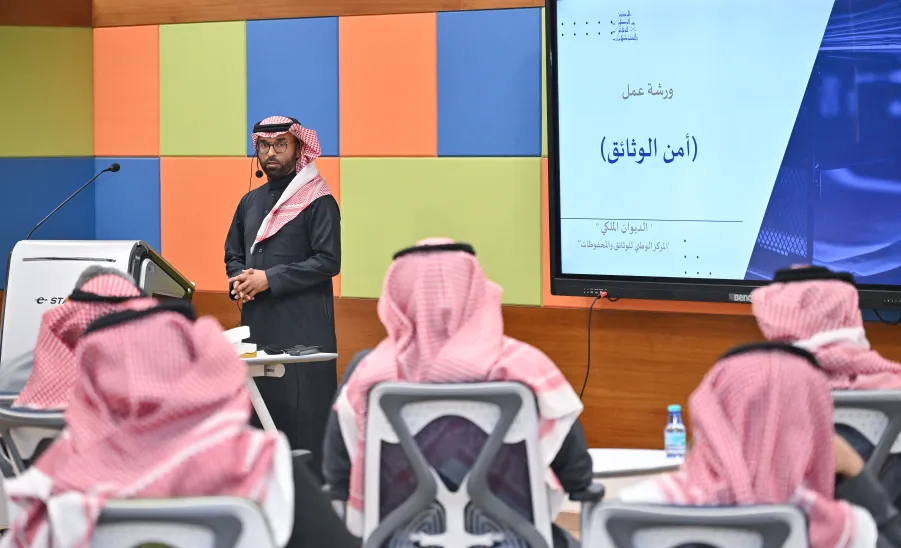 مركز الوثائق بالجامعة ينظّم ورشة عمل " أمن الوثائق " بالتعاون مع المركز الوطني للوثائق والمحفوظات -  .