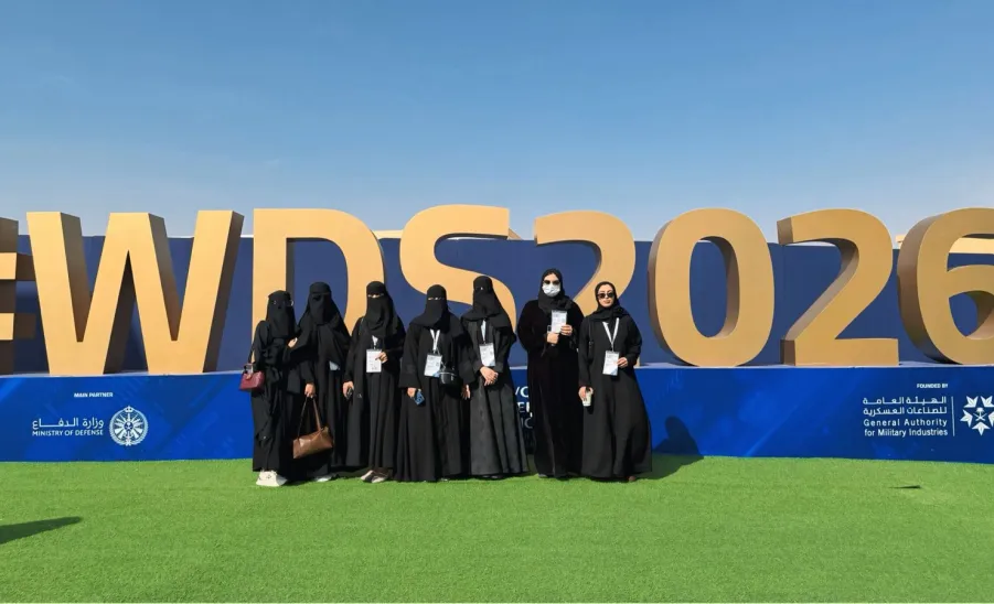 طلبة الجامعة يستكشفون مستقبل الصناعات الدفاعية في معرض الدفاع العالمي 2026 -  1