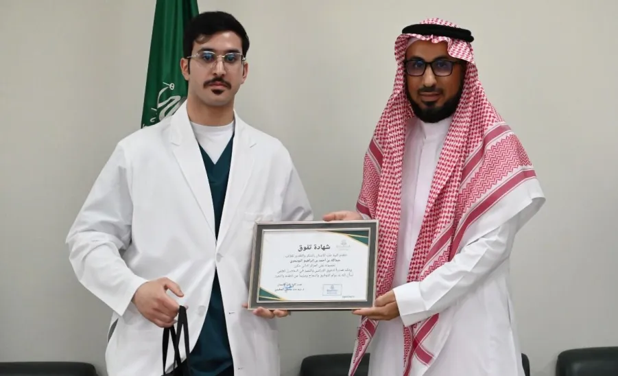 تكريم الطلاب والطالبات المتفوقين في كلية طب الأسنان -  a