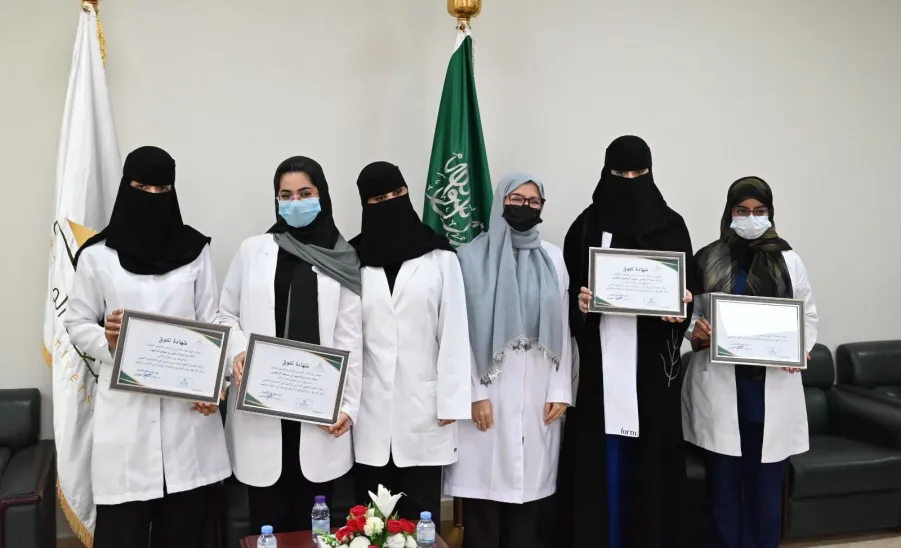 تكريم الطلاب والطالبات المتفوقين في كلية طب الأسنان -  a