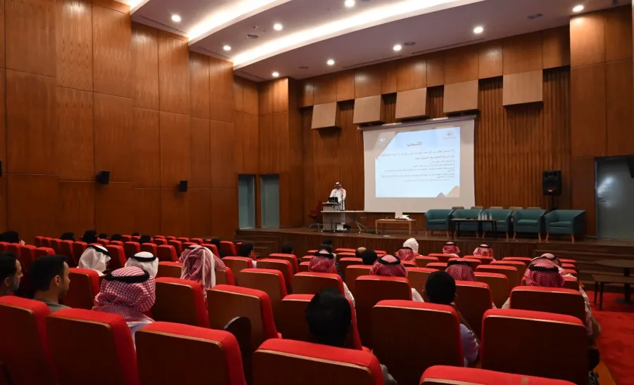 لقاء عميد الكلية بطلاب وطالبات الماجستير لتعزيز التواصل وتطوير برامج ا -  d