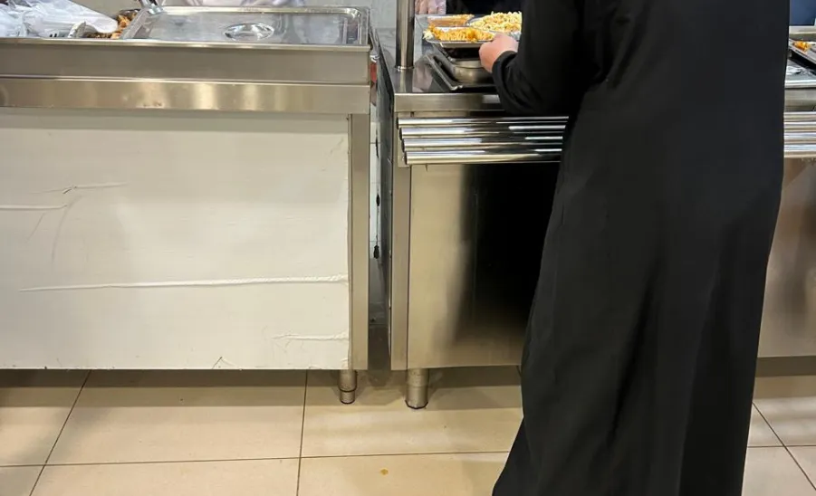 The General Administration of Occupational Health and Environment conducts Field Inspections of Food Service Providers  -  الإدارة العامة للصحة المهنية والبيئة تُنفذ زيارات ميدانية لمطاعم الجامعة في المدينة الجامعية بالزلفي