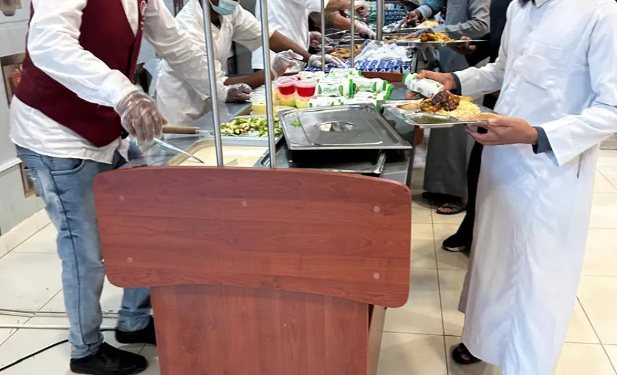 The General Administration of Occupational Health and Environment conducts Field Inspections of Food Service Providers  -  الإدارة العامة للصحة المهنية والبيئة تُنفذ زيارات ميدانية لمطاعم الجامعة في المدينة الجامعية بالزلفي