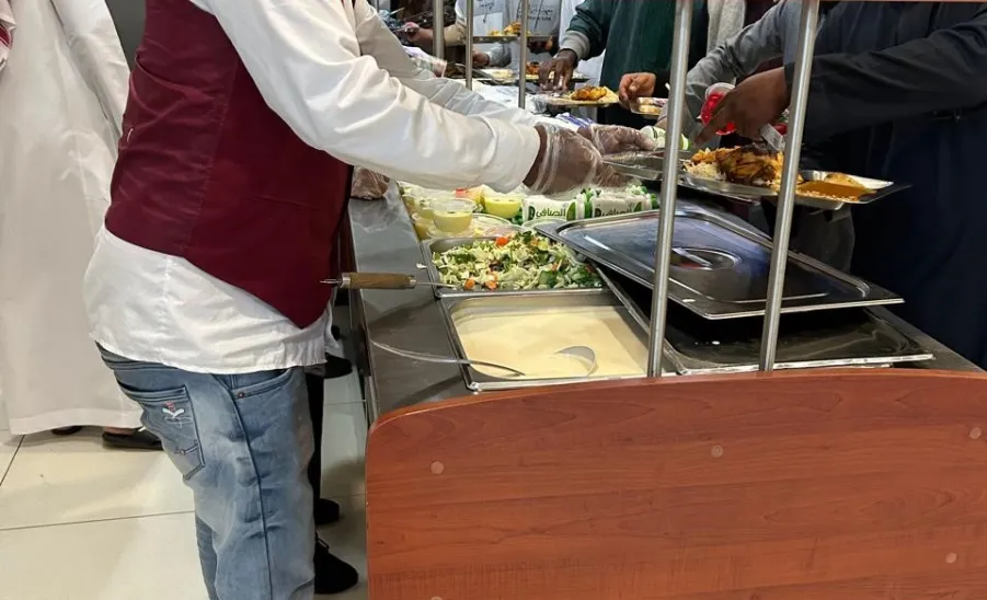 The General Administration of Occupational Health and Environment conducts Field Inspections of Food Service Providers  -  الإدارة العامة للصحة المهنية والبيئة تُنفذ زيارات ميدانية لمطاعم الجامعة في المدينة الجامعية بالزلفي