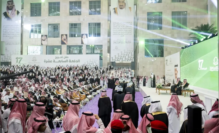 برعاية سمو أمير الرياض : الجامعة تحتفل بتخريج الدفعة السابعة عشر -  برعاية سمو أمير الرياض : جامعة المجمعة تحتفل بتخريج الدفعة السابعة عشرة من طلابها .