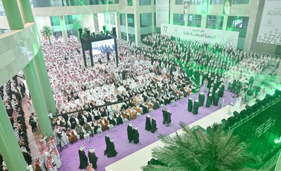 برعاية سمو أمير الرياض : الجامعة تحتفل بتخريج الدفعة السابعة عشر -  برعاية سمو أمير الرياض : جامعة المجمعة تحتفل بتخريج الدفعة السابعة عشرة من طلابها .