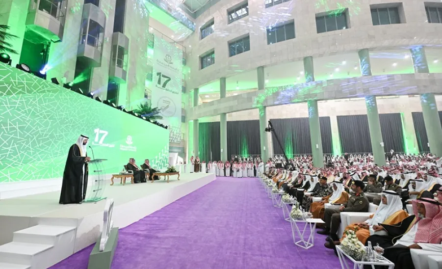 برعاية سمو أمير الرياض : الجامعة تحتفل بتخريج الدفعة السابعة عشر -  برعاية سمو أمير الرياض : جامعة المجمعة تحتفل بتخريج الدفعة السابعة عشرة من طلابها .