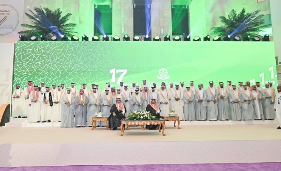 برعاية سمو أمير الرياض : الجامعة تحتفل بتخريج الدفعة السابعة عشر -  برعاية سمو أمير الرياض : جامعة المجمعة تحتفل بتخريج الدفعة السابعة عشرة من طلابها .