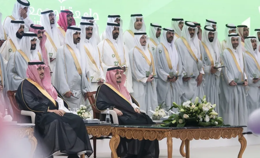 برعاية سمو أمير الرياض : الجامعة تحتفل بتخريج الدفعة السابعة عشر -  برعاية سمو أمير الرياض : جامعة المجمعة تحتفل بتخريج الدفعة السابعة عشرة من طلابها .