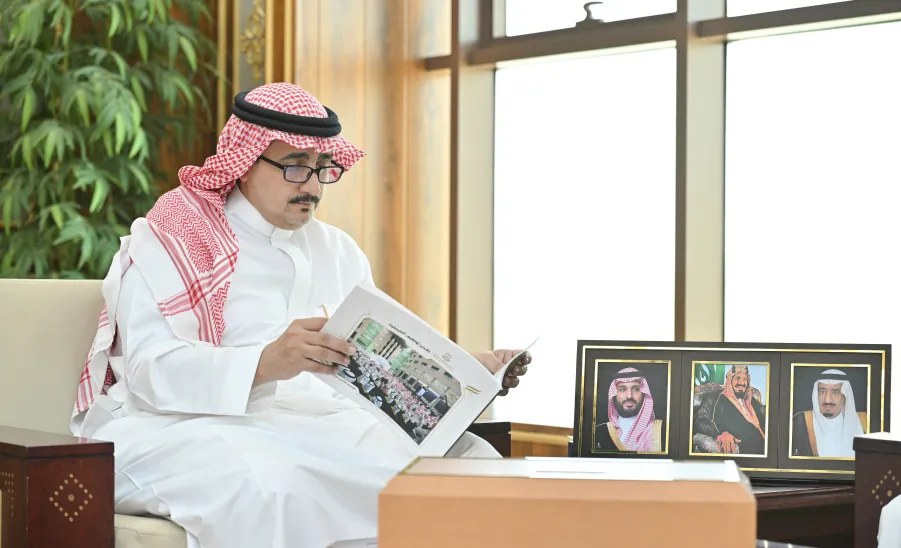رئيس الجامعة يتسلم الإصدار الثاني لتقرير توظيف الخريجين لعام 2024 -  تسليم تقرير توظيف الخريجين