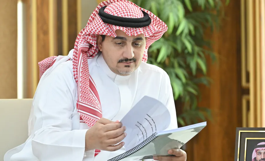 رئيس الجامعة يتسلم التقرير الإستراتيجي الأول للخطة الإستراتيجية 2030 -  .