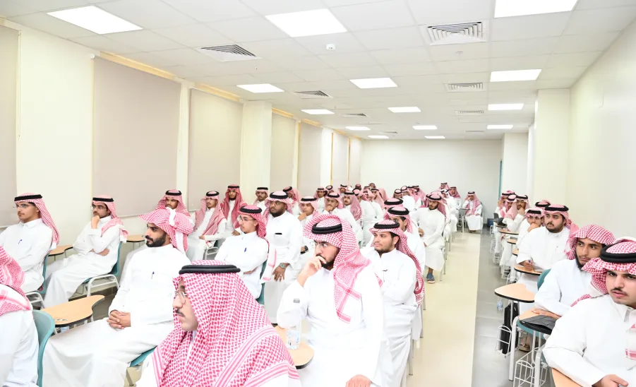 الكلية تقيم ندوة توعوية بمناسبة اليوم العالمي للمرور -  كلية الشريعة والقانون