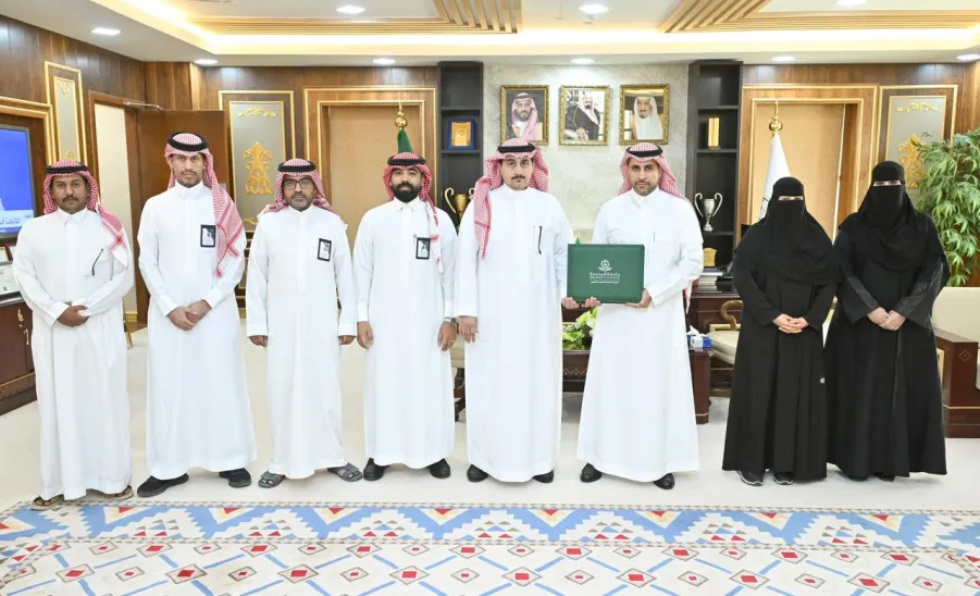 رئيس الجامعة يدشن النسخة المحدثة من الدليل التنظيمي لجامعة المجمعة -  تدشين 